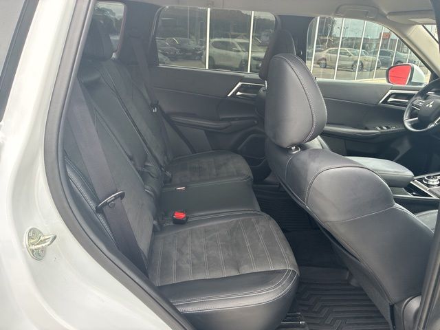 2024 Mitsubishi Outlander SE  at Royal Nissan