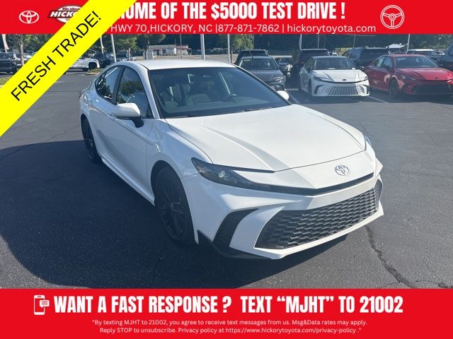 2025 Toyota Camry SE Hybrid's photo