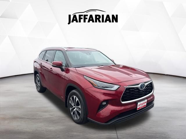 Red (Ruby Flare Pearl) 2022 Toyota Highlander Hybrid XLE AWD SUV / Crossover All-Wheel Drive Continuously Variable Transmission