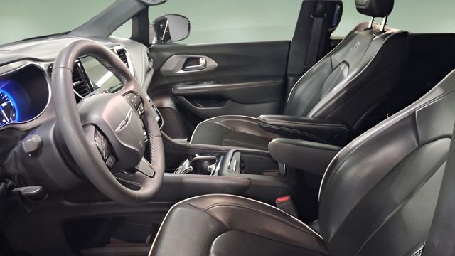 Used 2025 Chrysler Pacifica Van