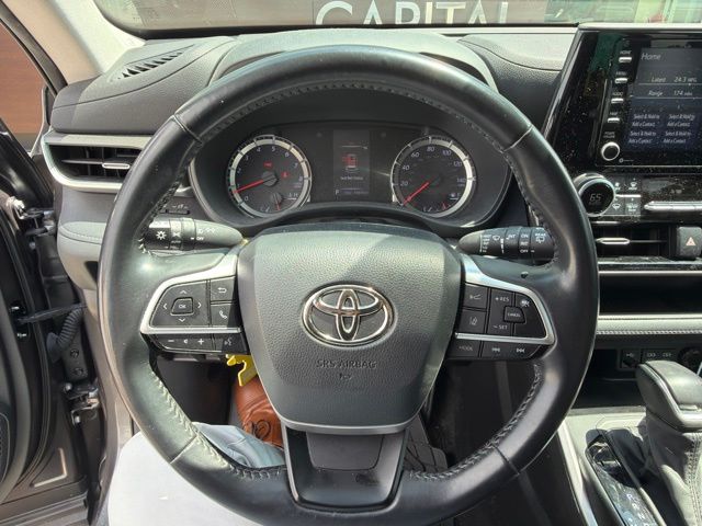 Used 2022 Gray Toyota LE image 8