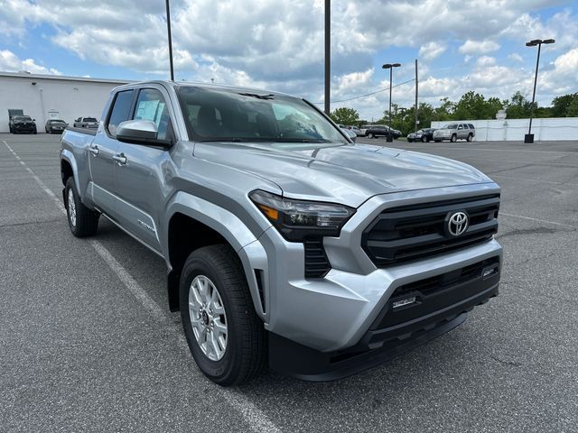 2025 Toyota Tacoma SR5's photo