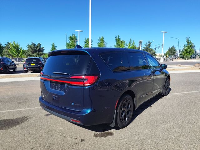 2022 Chrysler Pacifica Hybrid Limited Hybrid's photo