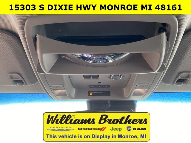 2017 Chevrolet Suburban LT - Iridescent Pearl Tricoat exterior view 17