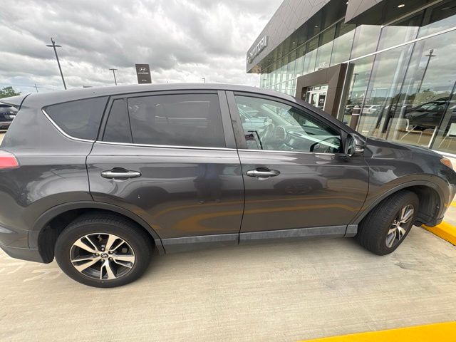 Used 2018 Gray Toyota XLE image 2
