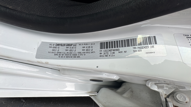 Used 2015 Bright White Clearcoat Chrysler Limited image 28