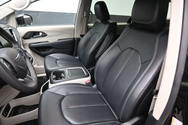 Used 2024 Chrysler Pacifica Van