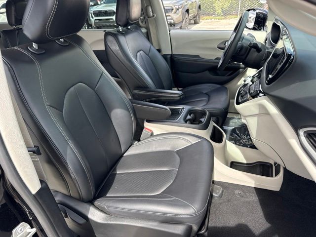 Used 2024 Chrysler Pacifica Van