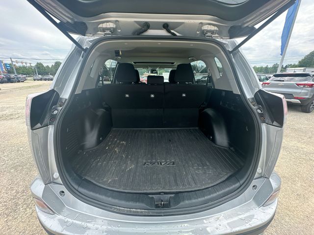 Used 2018 Silver Toyota XLE image 28