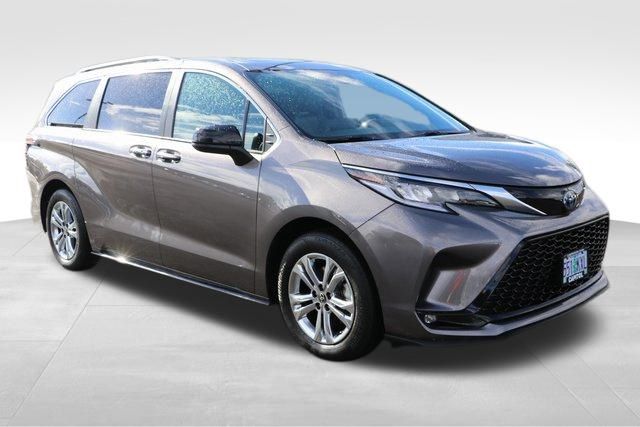 2022 Toyota Sienna XSE 16