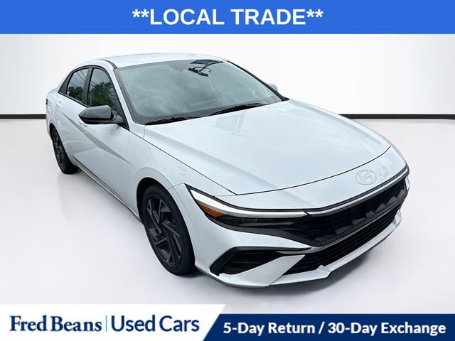 Serenity White 2025 Hyundai Elantra Hybrid Sedan Front-Wheel Drive 6-Speed Dual Clutch