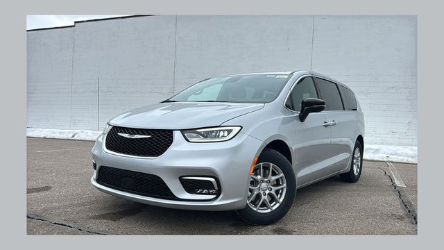 2026 Chrysler Pacifica Plata (Silver Mist Clearcoat) Minivan Tracción delantera 9 velocidades Automática