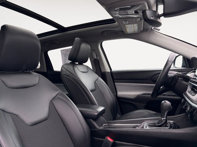 Used 2022 Gray Jeep Latitude image 12
