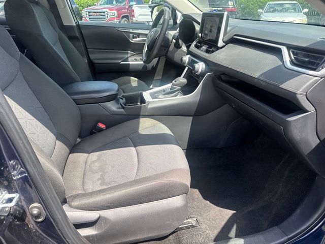 2025 Toyota RAV4 XLE - Photo 19