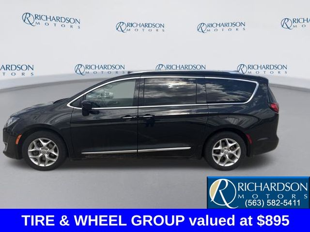 Brilliant Black Crystal Pearlcoat 2019 Chrysler Pacifica Minivan Front-Wheel Drive 9-Speed Automatic