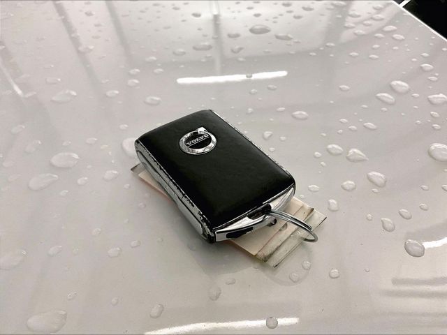 2021 Volvo XC40 T5 Inscription White at Sutliff Volkswagen