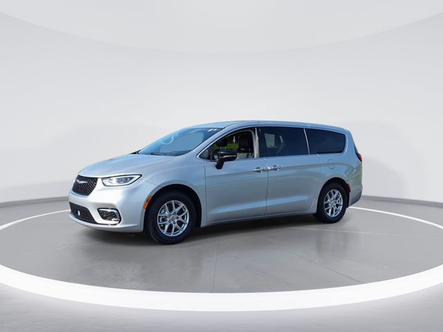 Used 2024 Silver Chrysler Touring L image 4