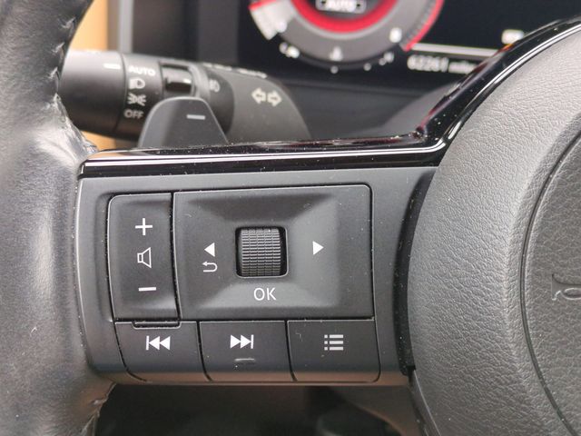 Used 2021 White Nissan Platinum image 16