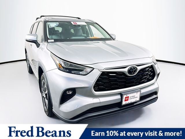 Celestial Silver Metallic 2022 Toyota Highlander SUV / Crossover All-Wheel Drive 8-Speed Automatic