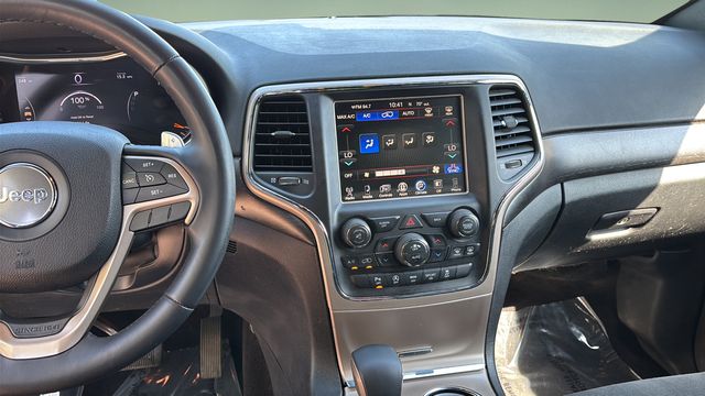 Used 2016 Silver Jeep Laredo image 11