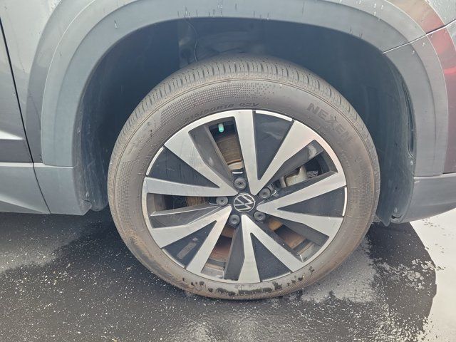 Used 2023 Gray Volkswagen 1.5T SE image 2