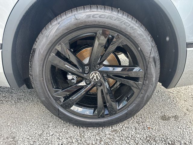 2024 Volkswagen Tiguan 2.0T SE R-Line Black photo