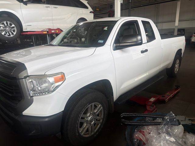 White 2016 Toyota Tundra Pickup Truck 4X2 6-Speed Automatic Overdrive