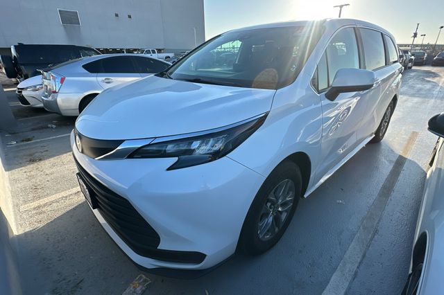 2025 Toyota Sienna LE 8-Passenger FWD