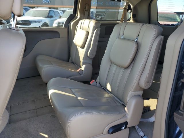 2016 Chrysler Town & Country Touring-L 12