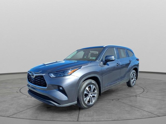 Magnetic Gray Metallic 2023 Toyota Highlander XLE AWD SUV / Crossover All-Wheel Drive 8-Speed Automatic