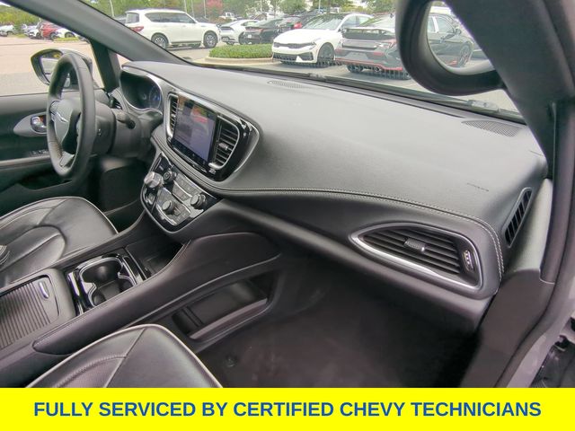 Used 2025 Chrysler Pacifica Van