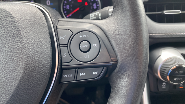 Used 2020 White Toyota XLE Premium image 35