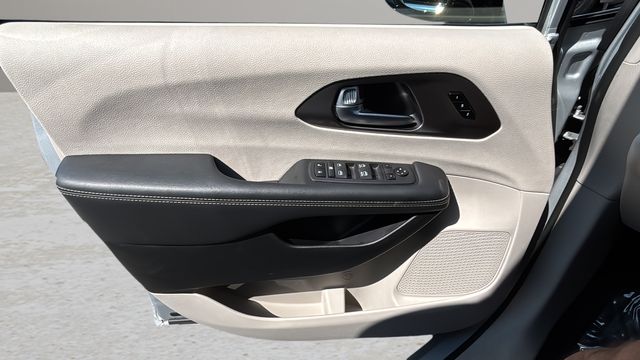 Used 2024 Silver Chrysler Touring L image 17