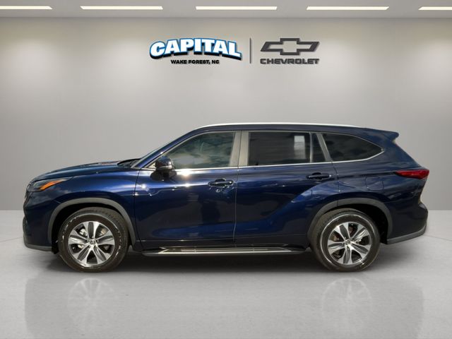 Used 2023  Toyota XLE image 2