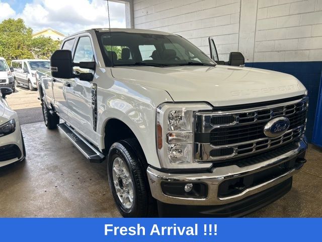 Oxford White 2025 Ford F-250 Super Duty XLT Crew Cab 4WD Pickup Truck Four-Wheel Drive Automatic