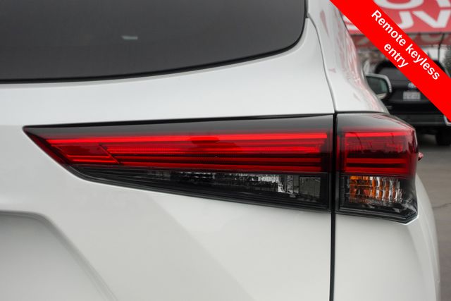 used 2023 Toyota Highlander car, priced at $32,900