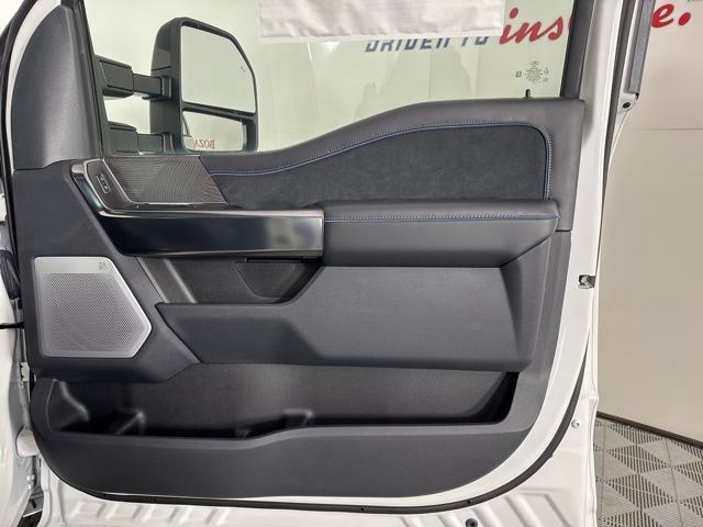 2025 Star White Metallic Tri-Coat Ford Super Duty F-350 SRW Platinum 4X4 Truck