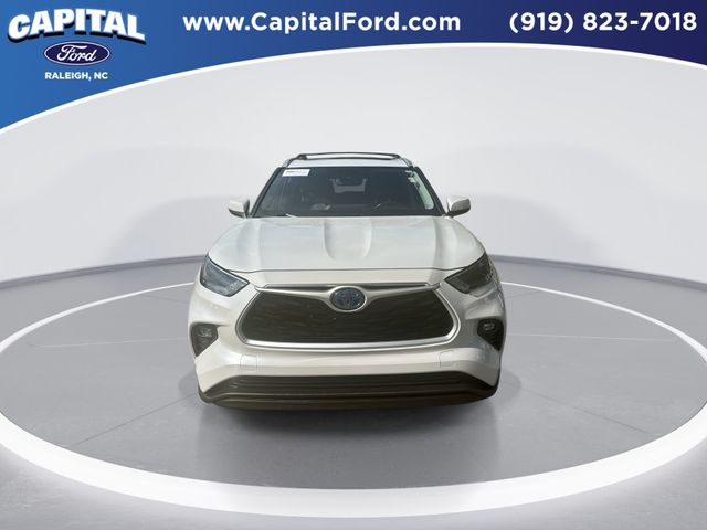 Used 2023 Beige Toyota XLE image 3