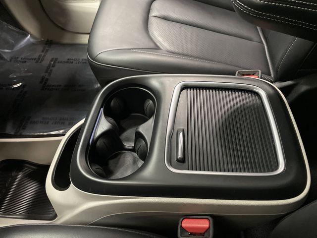 2023 Chrysler Pacifica Touring L photo