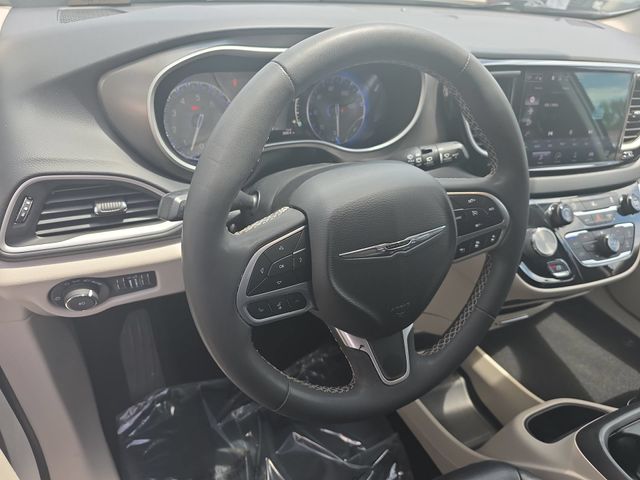 Used 2022 Bright White Clearcoat Chrysler Touring L image 18