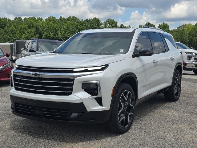 White (Iridescent Pearl Tricoat) 2025 Chevrolet Traverse SUV / Crossover Front-Wheel Drive 8-Speed Automatic