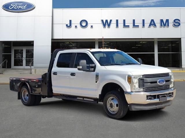 Oxford White 2018 Ford F-350 Super Duty Chassis Pickup Truck Four-Wheel Drive 6-Speed Automatic
