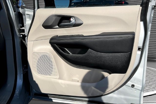 Used 2024 Chrysler Pacifica Van