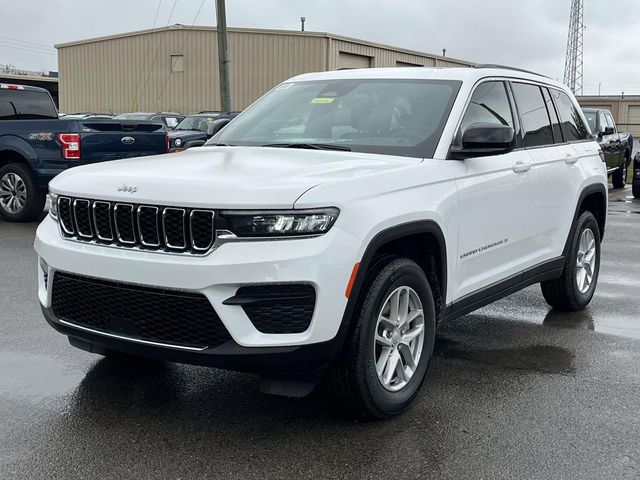 New 2025 White/off-white Jeep Laredo image 3