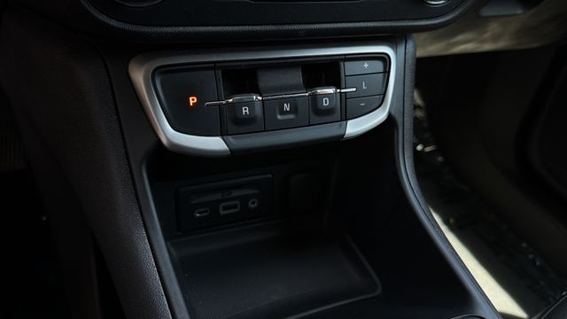 Used 2024 White GMC SLT image 29