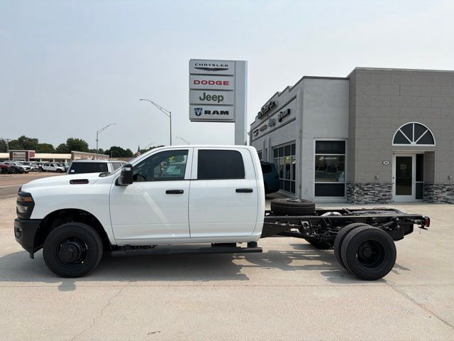 Bright White Clearcoat 2026 RAM 3500 Chassis Pickup Truck Four-Wheel Drive 8-Speed Automatic
