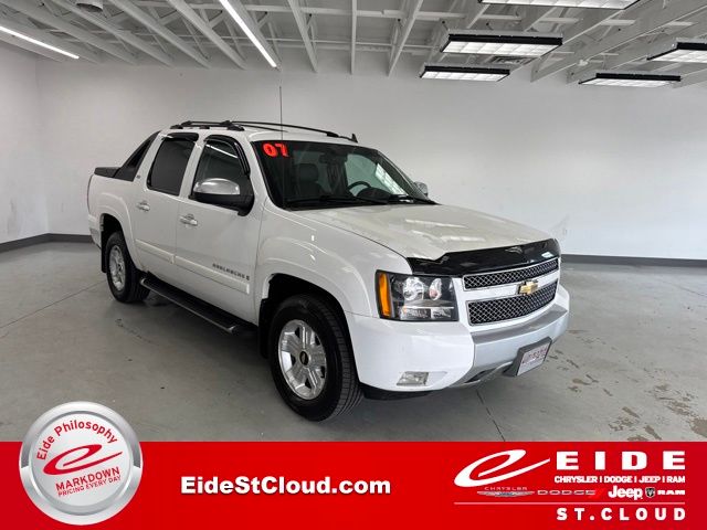 Summit White 2007 Chevrolet Avalanche Pickup Truck Four-Wheel Drive 4-Speed Automatic Overdrive