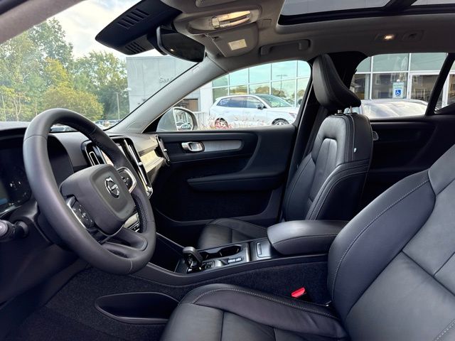 Used 2024 Volvo XC40 SUV