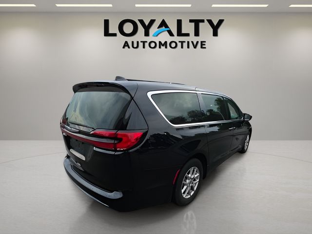 Used 2024 Chrysler Pacifica Van