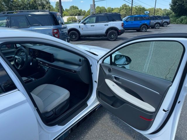Used 2025 White Hyundai SEL image 13